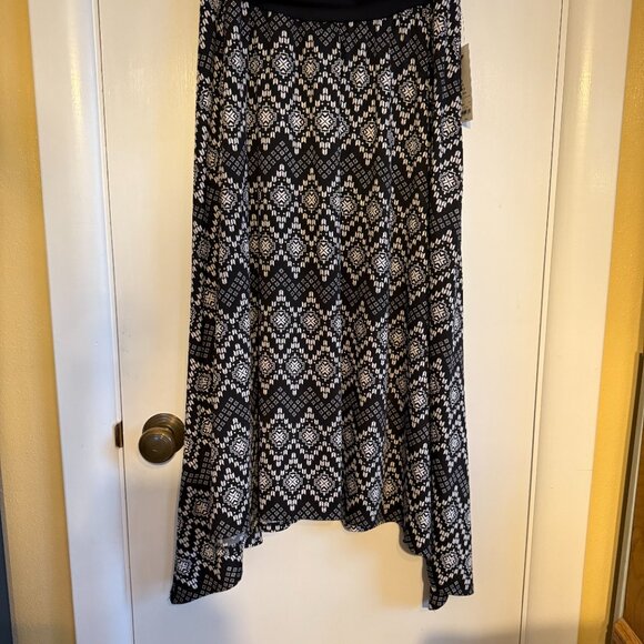 APT 9  Black and Whit Geometric Patterned Skirt - Picture 1 of 4